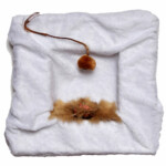 2018, Stoff, Naturmaterialien, Kleber, Keilrahmen und Modellfigürchen, ca. 18 x 18 cm Bild mit dem Titel "Ilse" von Heike Stommel