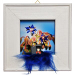 2018, Fotografie, Stoff, Acrylfarbe, Kleber, Keilrahmen und Modellfigürchen, 18 x 18 cm Bild mit dem Titel "Barin" von Heike Stommel